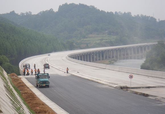 14、陜西省 十堰至天水聯(lián)絡(luò)線陜西境安康至漢中公路工程 響灘特大橋、桐車大橋、牧馬河大橋