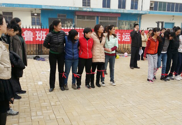 2014年3月7日，公司全體女職工以昂揚的斗志，飽滿的精神狀態(tài)，參加了金魯班集團組織的第一屆趣味運動會，并參與了跳繩、拔河、踢毽子等7個項目的比賽，包攬了踢毽子前三名的傲人戰(zhàn)績，拔河獲第二名。