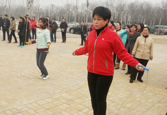 2014年3月7日，公司全體女職工以昂揚的斗志，飽滿的精神狀態(tài)，參加了金魯班集團組織的第一屆趣味運動會，并參與了跳繩、拔河、踢毽子等7個項目的比賽，包攬了踢毽子前三名的傲人戰(zhàn)績，拔河獲第二名。