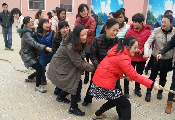2014年3月7日，公司全體女職工以昂揚的斗志，飽滿的精神狀態(tài)，參加了金魯班集團組織的第一屆趣味運動會，并參與了跳繩、拔河、踢毽子等7個項目的比賽，包攬了踢毽子前三名的傲人戰(zhàn)績，拔河獲第二名。