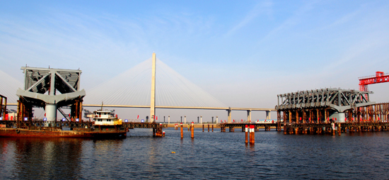 天津?yàn)I海新區(qū)海河特大橋施工現(xiàn)場(chǎng)